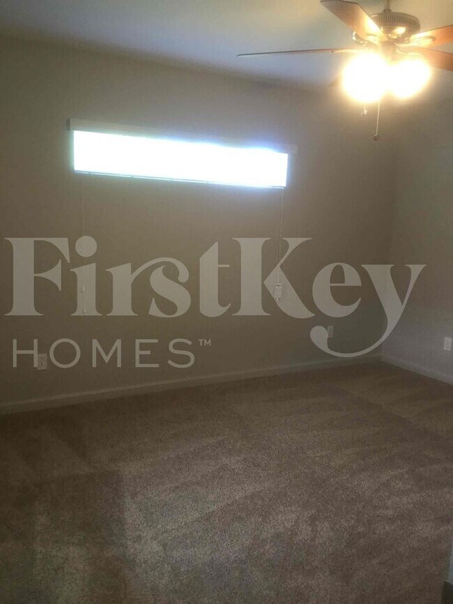 Building Photo - 1351 SW Amboy Ave