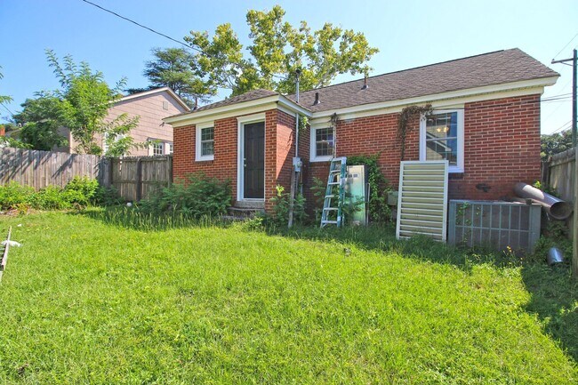 Building Photo - Charming 2 Bedroom, 1 Bath Brick Home in a...