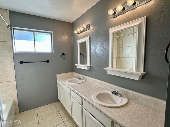 Building Photo - 2535 E Maryland Dr