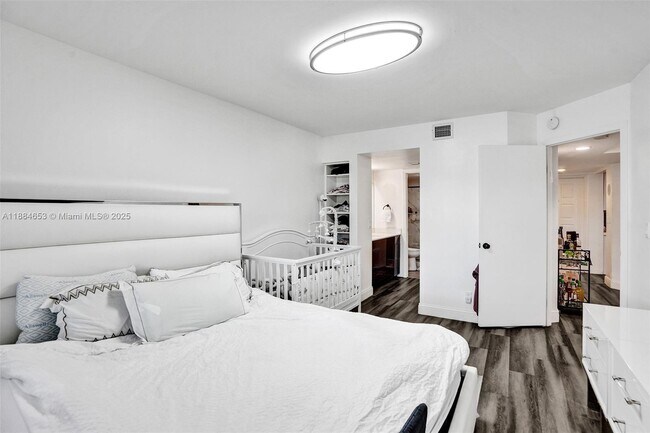 Building Photo - 9901 Westview Dr