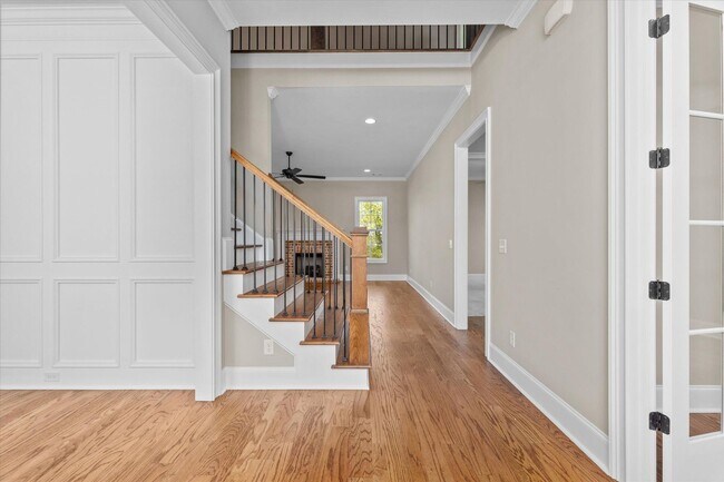 Building Photo - 565 River Oaks Ln