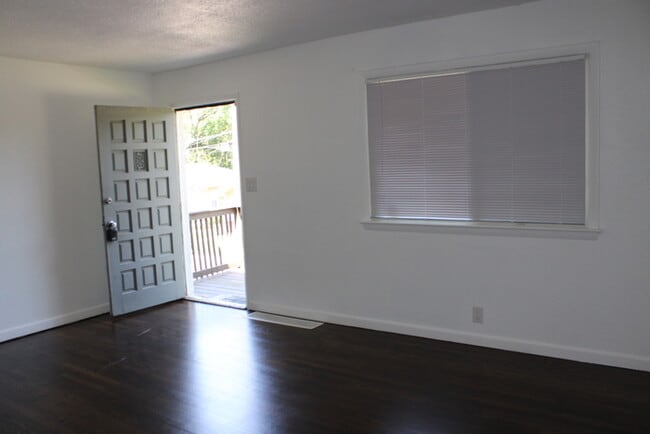 Building Photo - Beautiful 4 bedrooms and 1 bath home located on Freeman Ave in Kansas City, KS