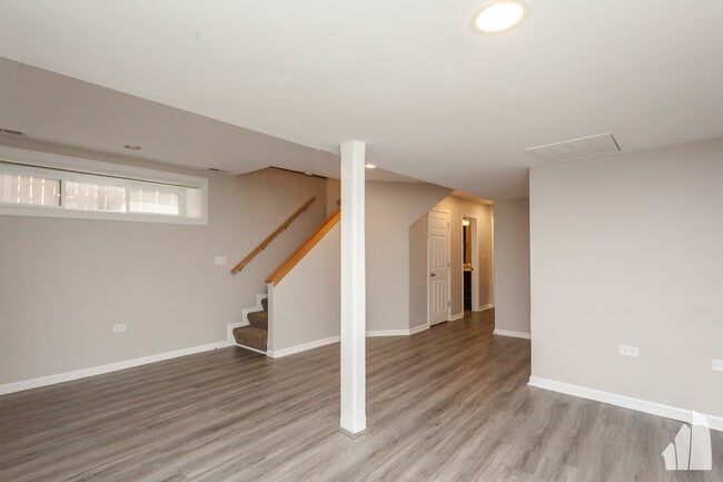 Building Photo - 845 W Lawrence Ave