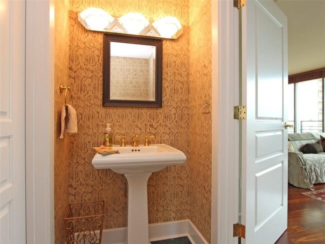 Building Photo - 700 Park Regency Pl NE