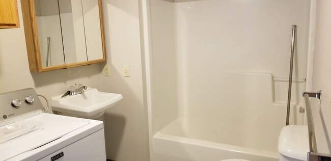 Building Photo - MOVE IN READY NOW! Desirable down town location. 2 bed, 1 bath. Includes water, sewer and garbage.