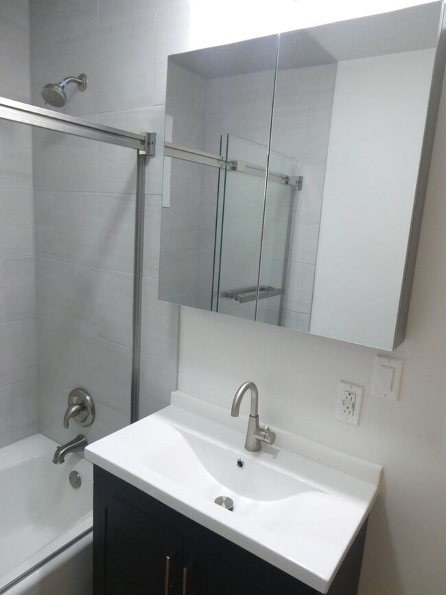 Building Photo - 3 Bedroom 2 Bath Home- Old South West