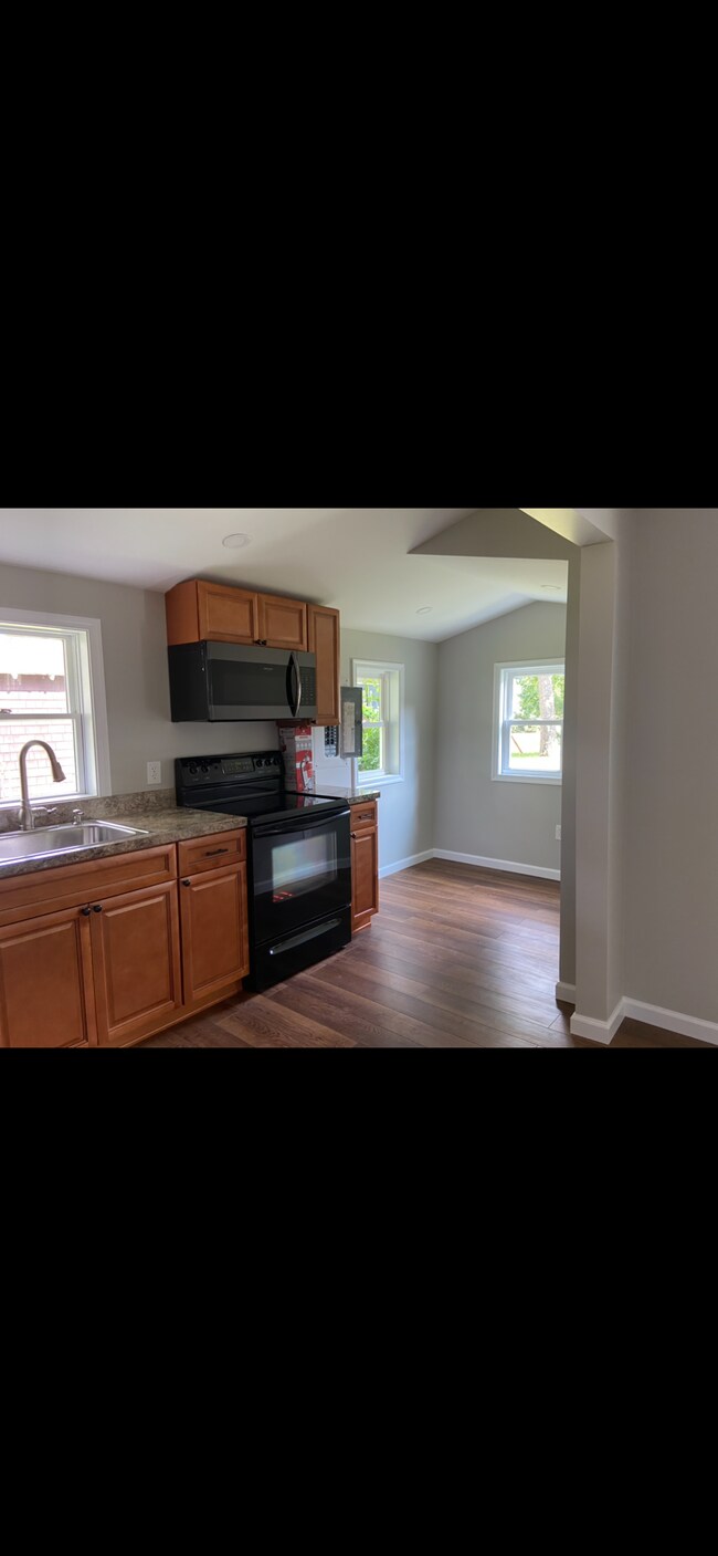 Kitchen with eat-in area for a small table - 505 Union Ave