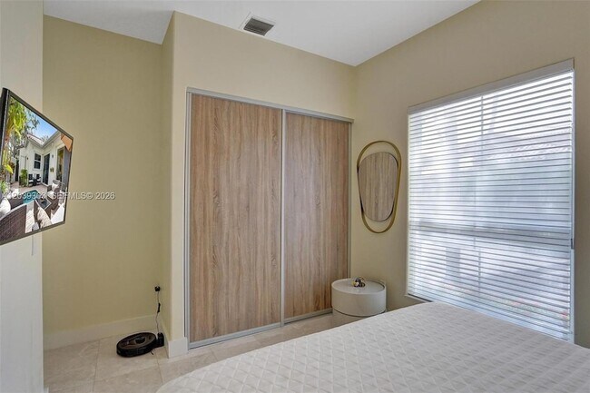 Building Photo - 1529 Shoreline Way