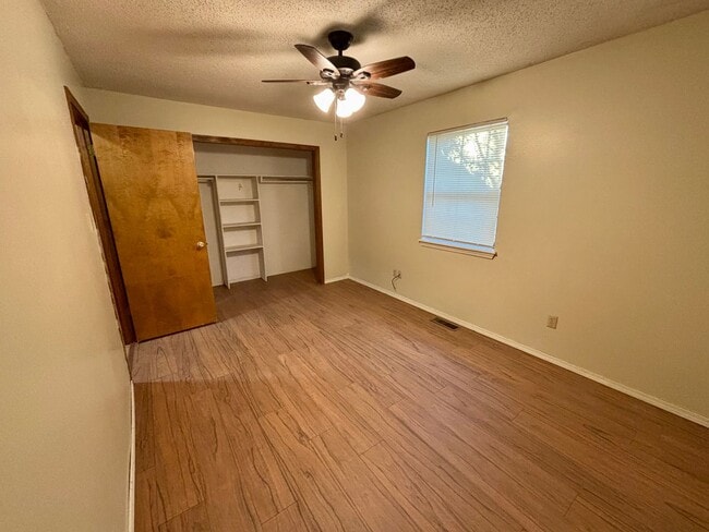 Building Photo - Introducing a charming 2-bedroom, 1-bathroom house in the desirable location of Russellville, AR.