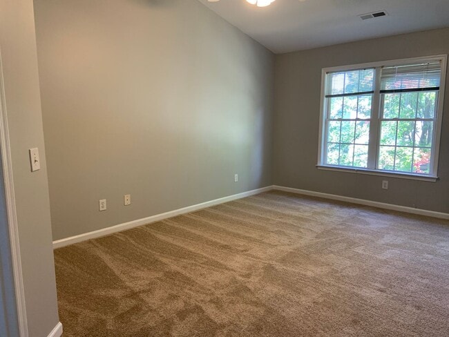 Building Photo - Renovated 3 Bedroom Off Groometown Road