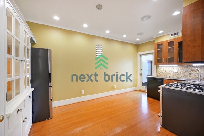 Building Photo - Rare Find-Heritage Historic Lake View Luxury Condo opportunity!