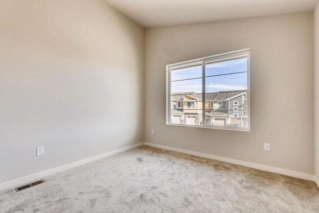 Building Photo - Stunning Modern 2 bedroom Townhome!!!