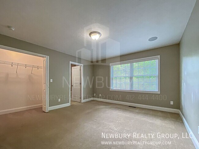 Building Photo - 147 Banksville Pl
