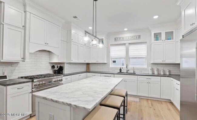 Building Photo - 7 Center St