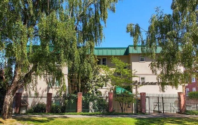 Building Photo - Two Bedroom/Two bath Capitol Hill Condo - ...