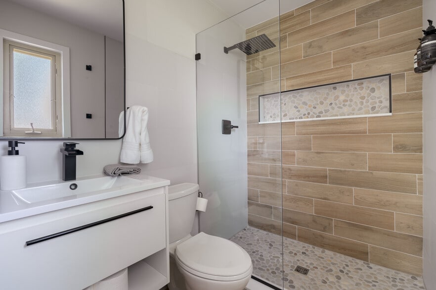 Private Master Bathroom - 7621 Central College Rd