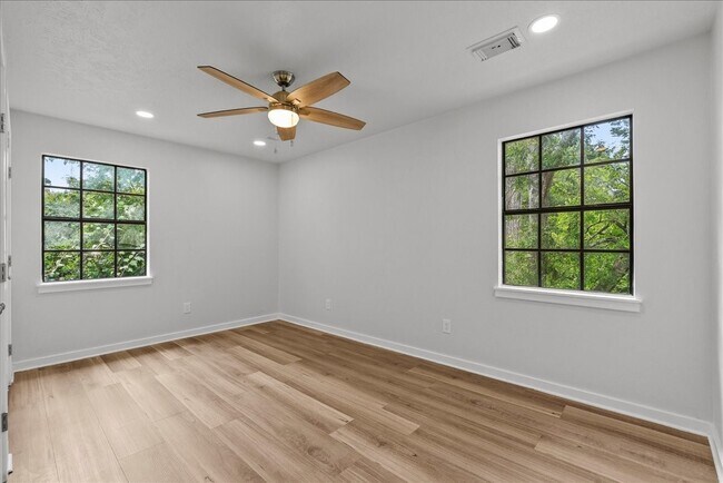 Building Photo - 310 Lakeside Dr