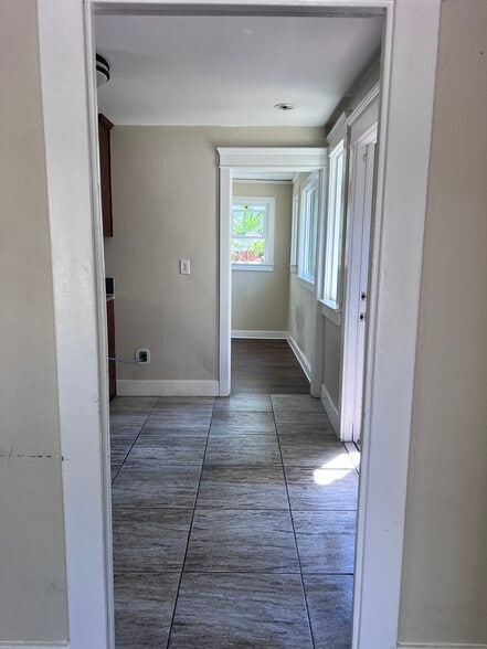 Building Photo - 2512 E 3rd St