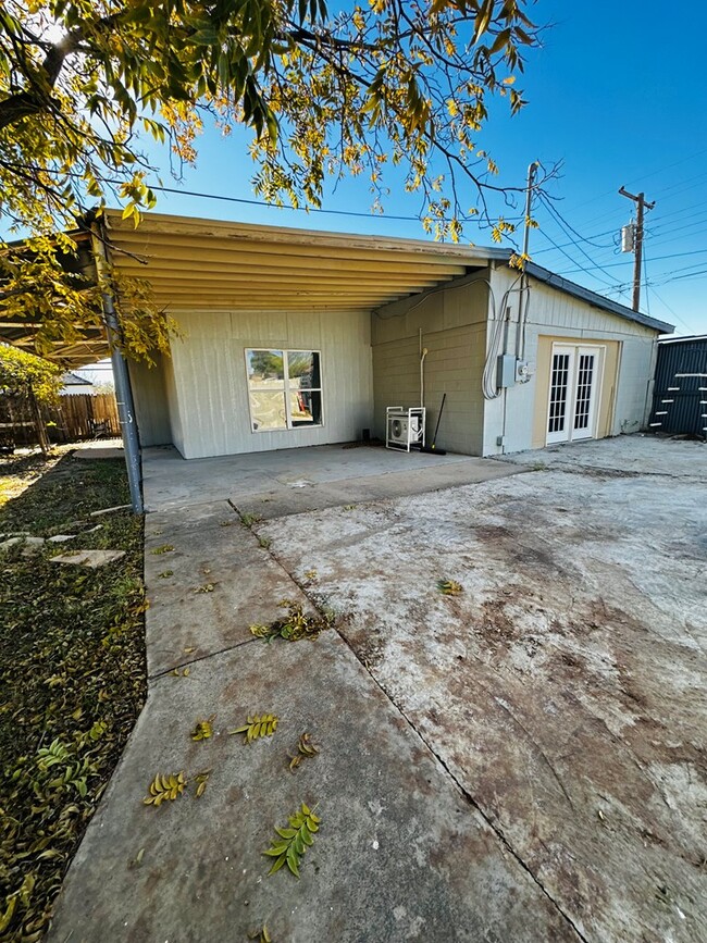 Building Photo - 2809 Santa Monica Ave