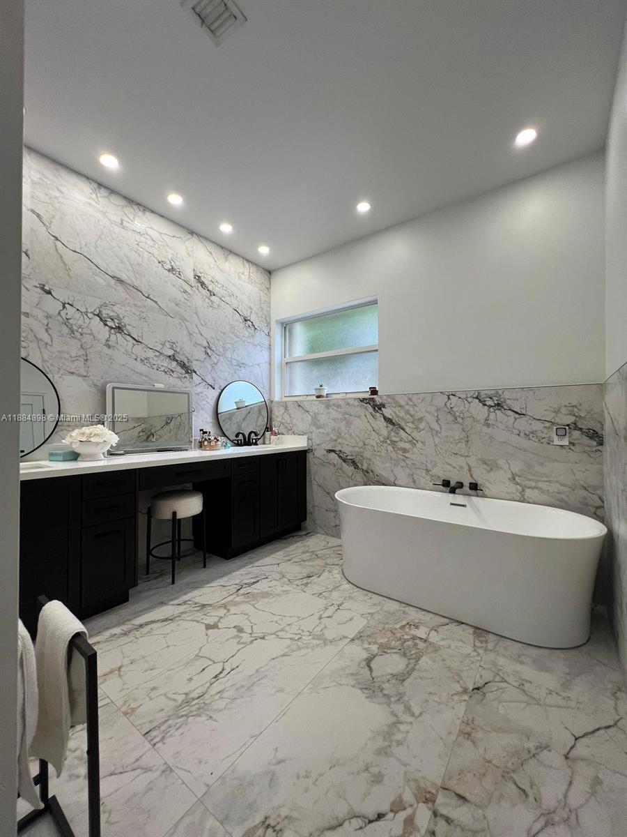 Building Photo - 3015 SW 135th Ave