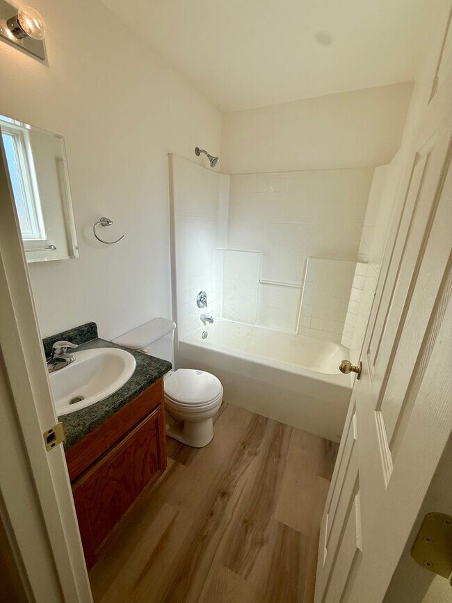 Building Photo - 3 bed 1 bath duplex