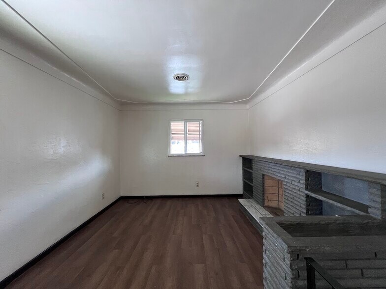 Building Photo - 609 8th St