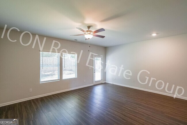 Building Photo - 124 Village Green Dr