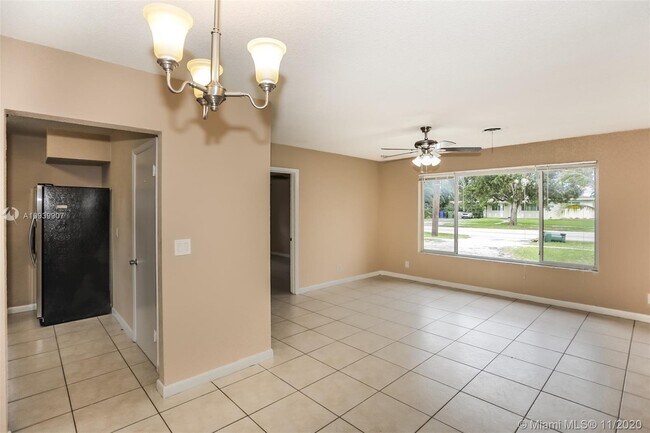 Building Photo - 351 SW 31st Ave
