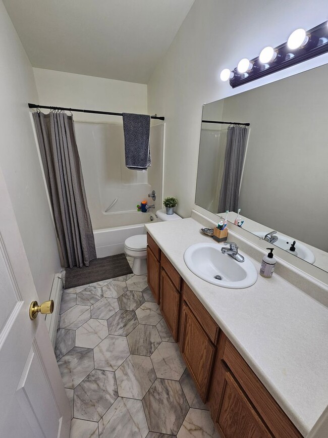 Building Photo - Sherwood Duplex and House