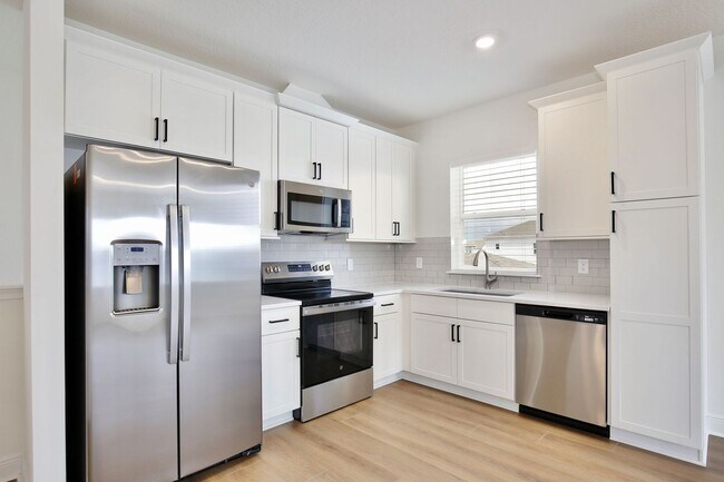 Building Photo - Modern 1/1 Garage Apartment Living with 1 Car Garage in the Heart of Laureate Park!