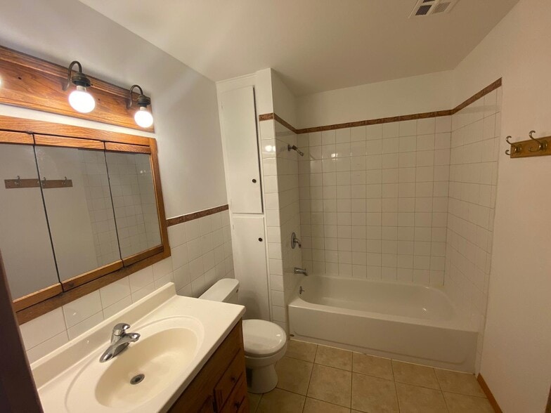 Full bathroom - 920 N Milwaukee Ave