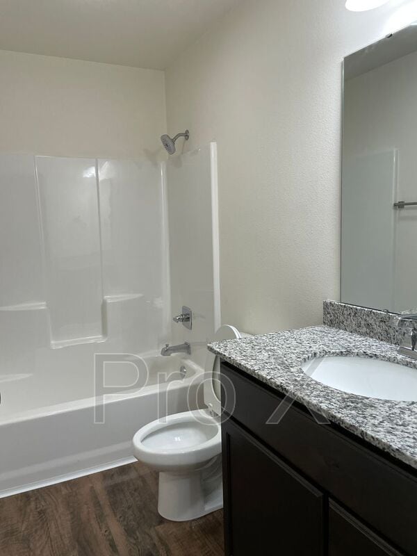 Building Photo - 731 N Oak St