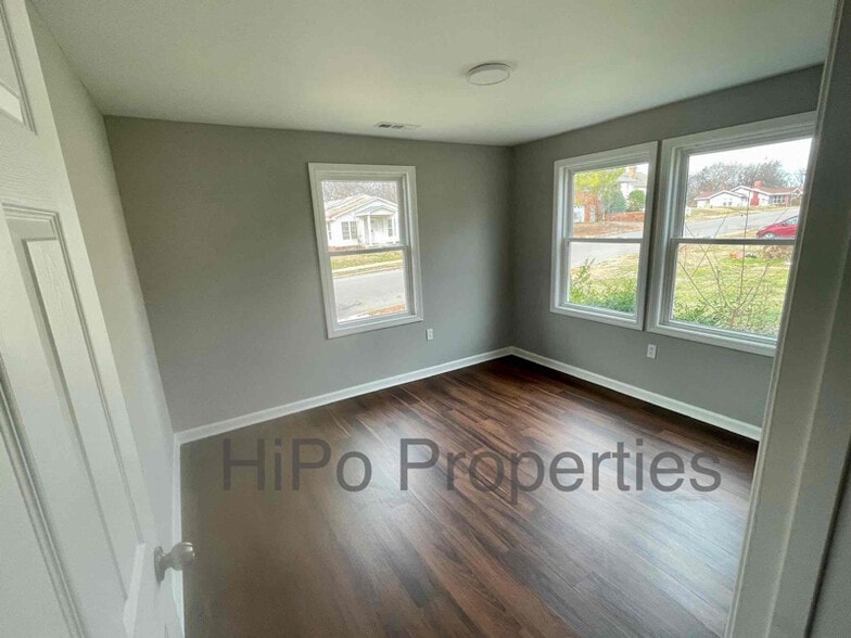 Building Photo - 1747 Center Way S