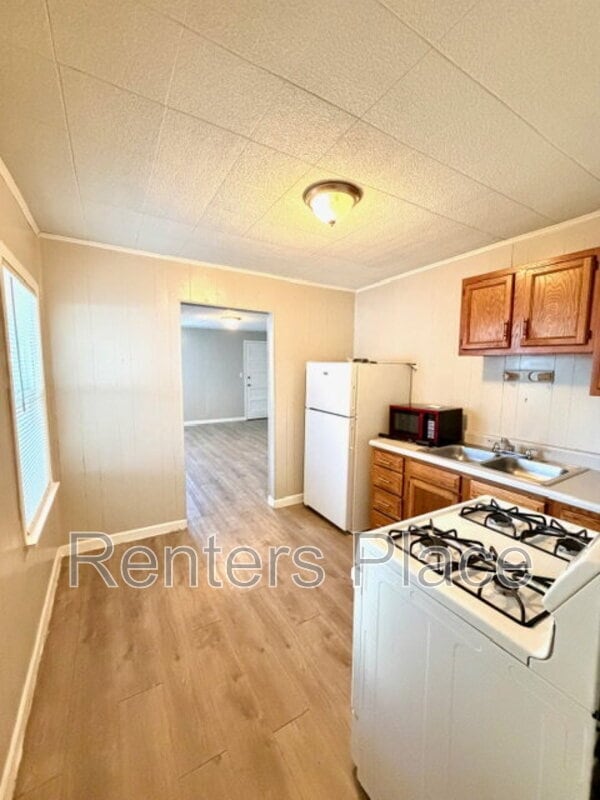 Building Photo - 408 N Florence