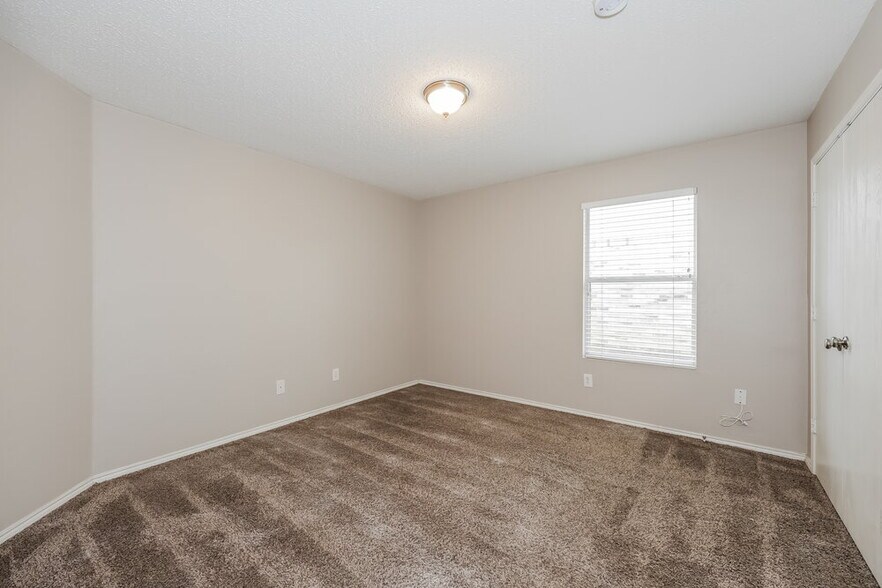 Building Photo - 8412 Seven Oaks Ln