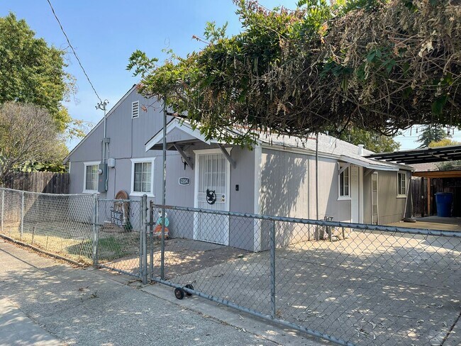 Primary Photo - Newly Remodeled Home near Sac City College...