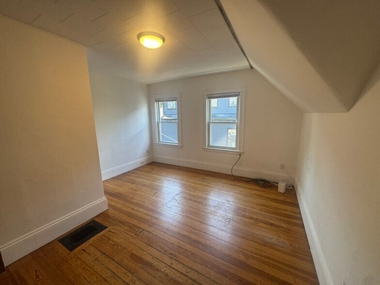 Building Photo - 582 Cambridge St