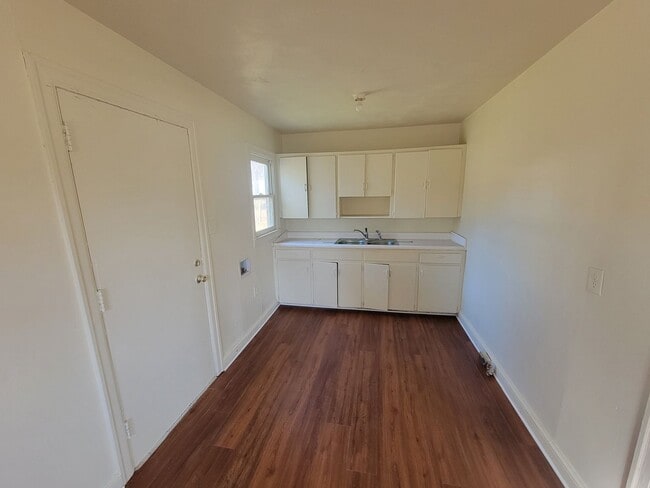 Building Photo - 3 Bedroom 1 Bathroom House