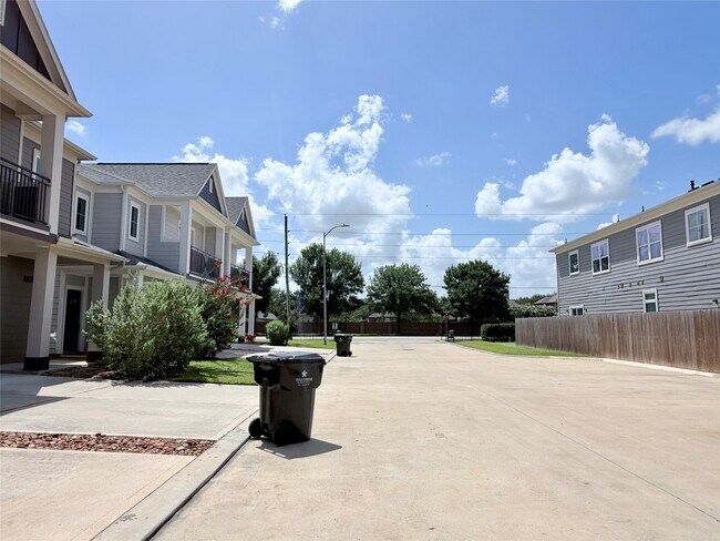 Building Photo - 16575 Oasis Glade Dr