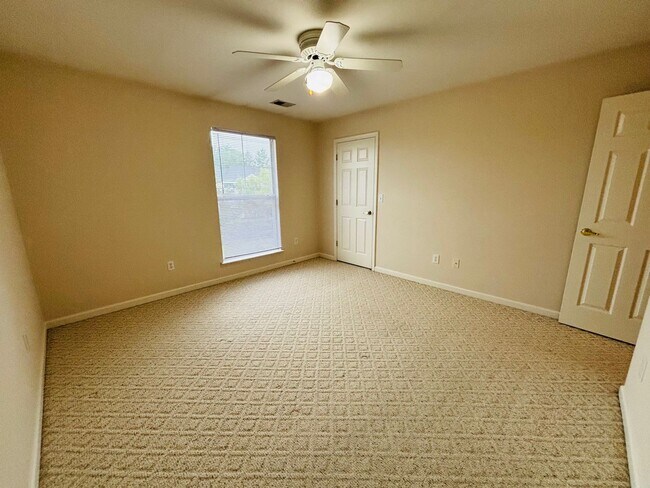 Building Photo - 215 S Knollwood Dr