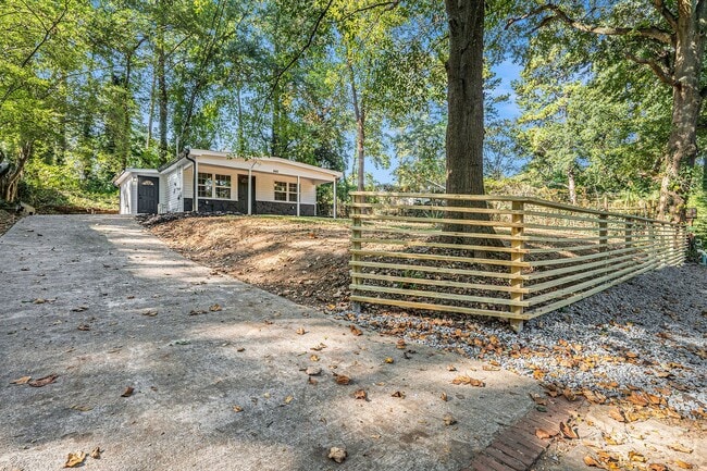 Building Photo - Fully Renovated Cottage near Downtown Smyrna!