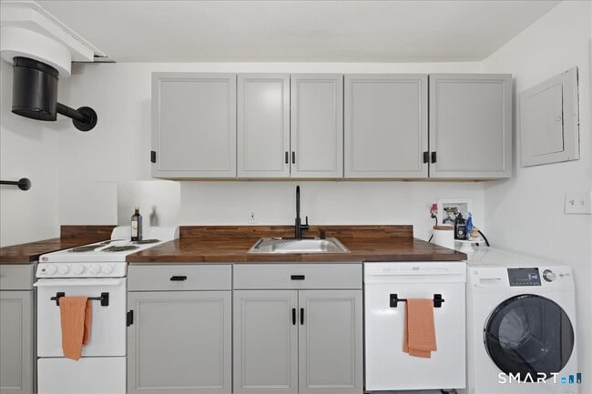 Building Photo - 106 Midway Oval