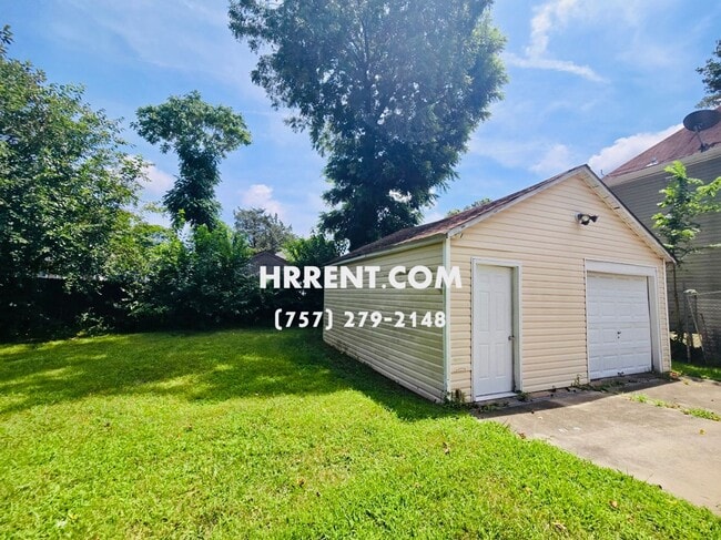 Building Photo - Cozy 3 Bedroom 1.5 Bath Two-Story Home located in the Fairmount Park in Norfolk!