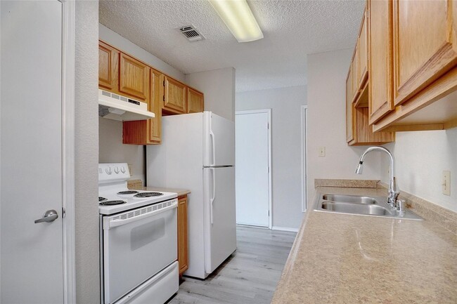 Building Photo - 215 Colt Ln