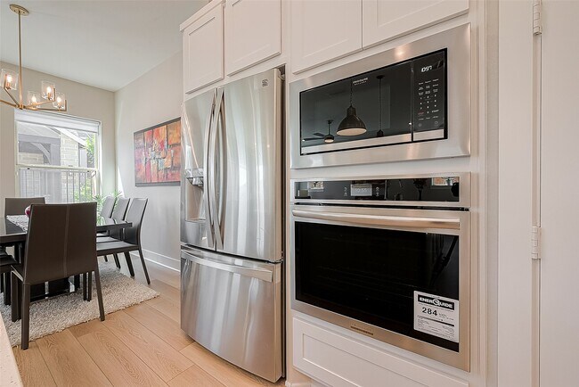 Building Photo - 10915 Brambling Wood Dr