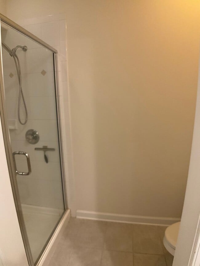 Building Photo - Gorgeous Condo in the heart of Chapel Hill