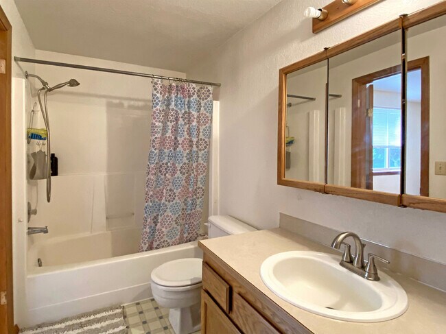 Building Photo - 835 S 76th St