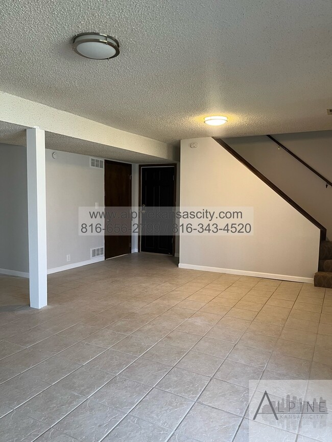 Building Photo - Spacious Parkville Ranch