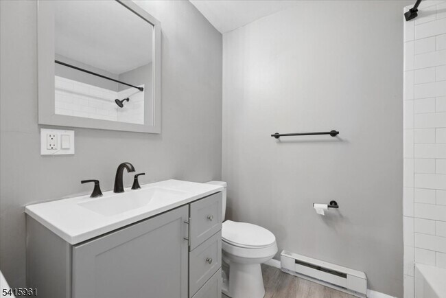 Building Photo - 807 Eves Dr