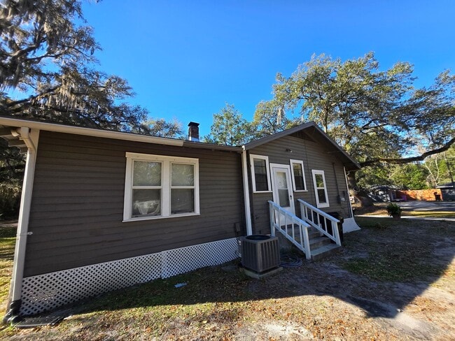 Building Photo - 3/1 - Renovated Ranch-Style home minutes from Downtown